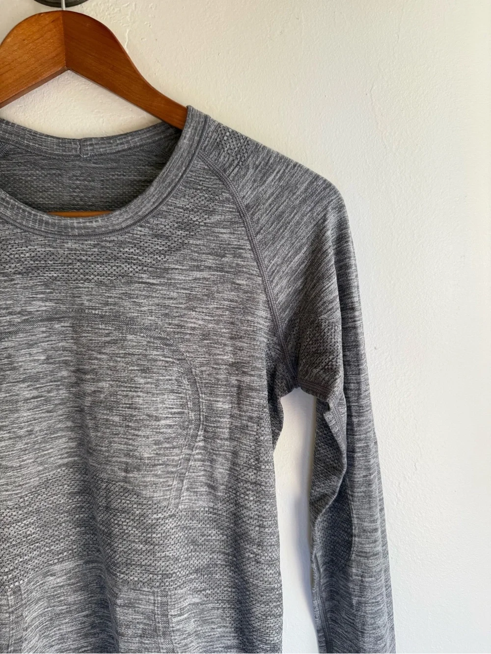 Lululemon Swiftly Tech Long Sleeve Shirt Womens 6 Gray Gym Yoga